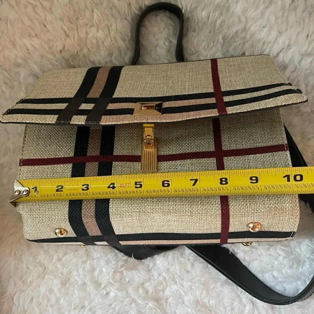 No brand checkered flip